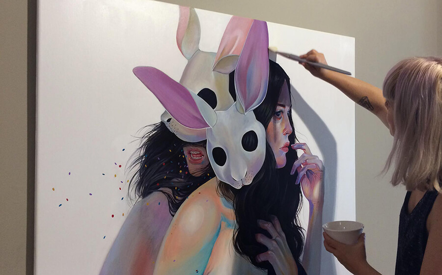 La pintora Martine Johanna en acción pintando una cuadro