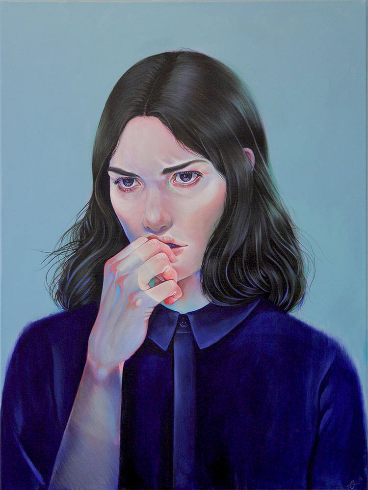 Pintura de una chica morena mordiendose la mano hehco por Martine Johanna