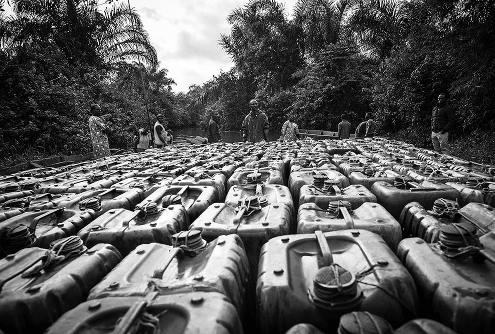 Bidones de gasolina de contrabando