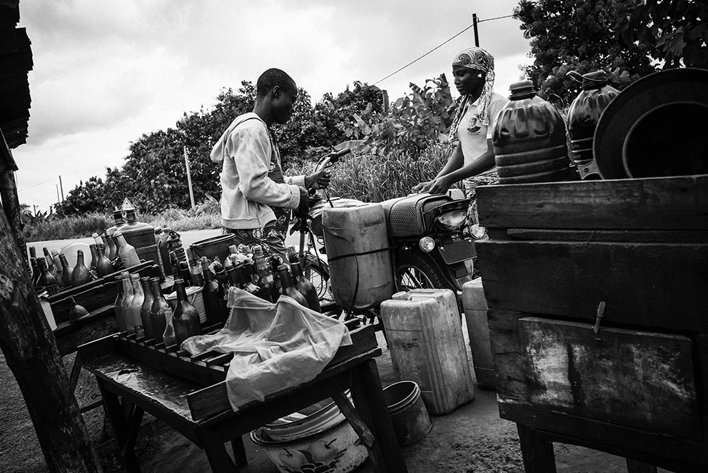 Dos personas traficando con gasolina