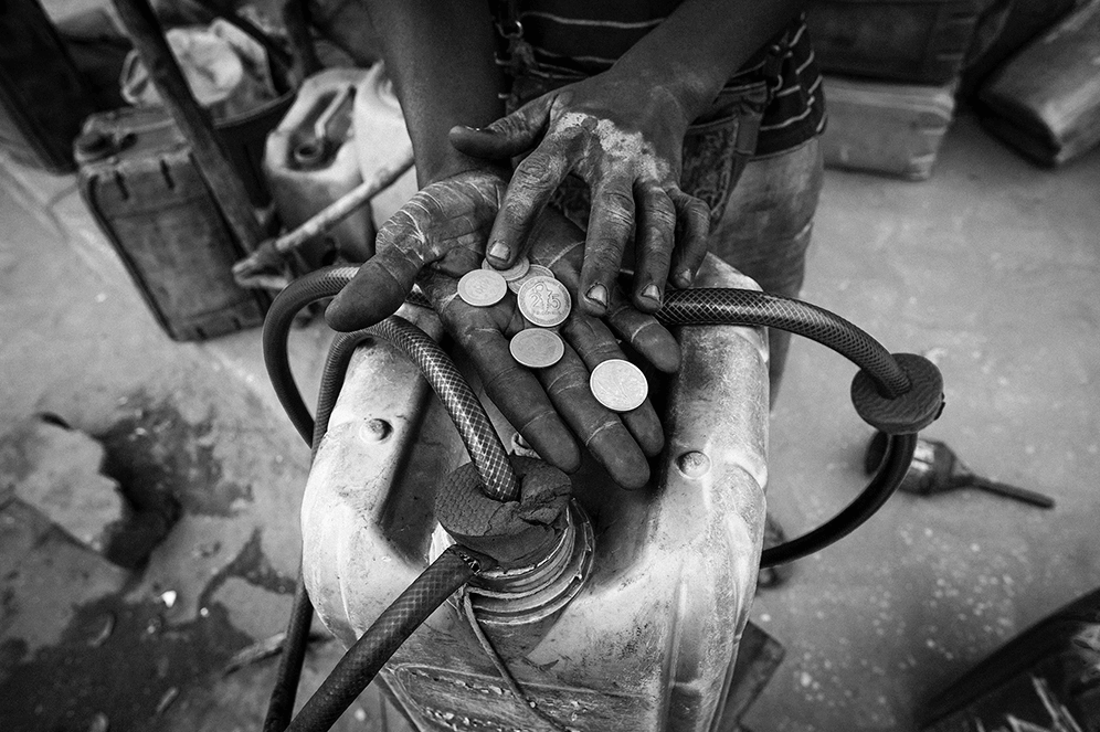 Primer plano de manos enseñando dinero