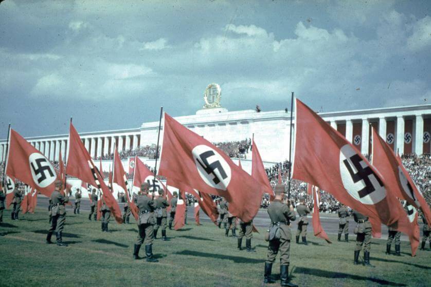 Nazis frente el reichstag