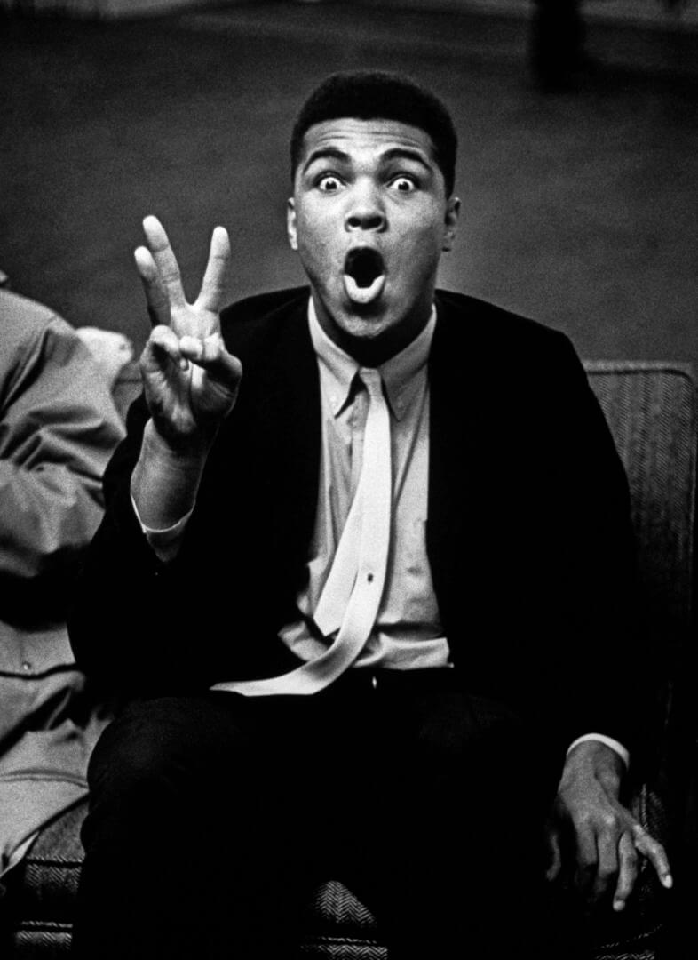 mohamed ali saludando a la cámara