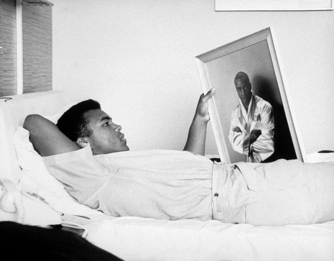 fotografía de mohamed ali tumbado en la cama