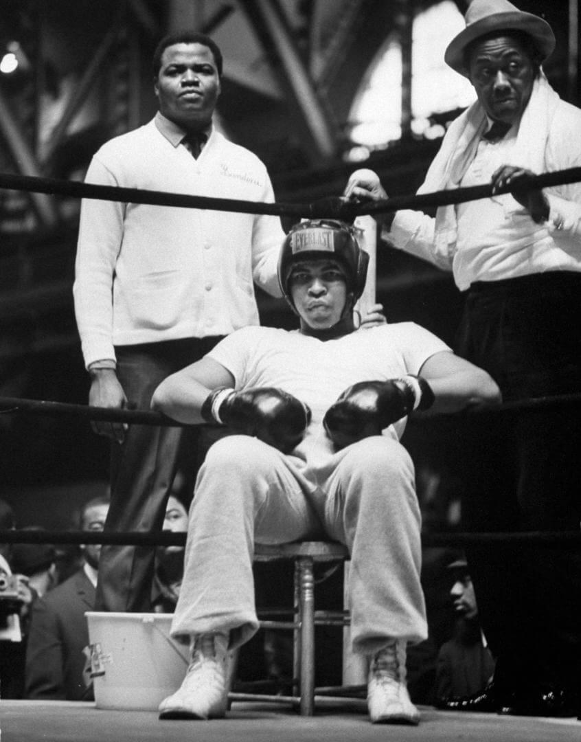 mohamed ali antes de luchar en un ring de boxeo