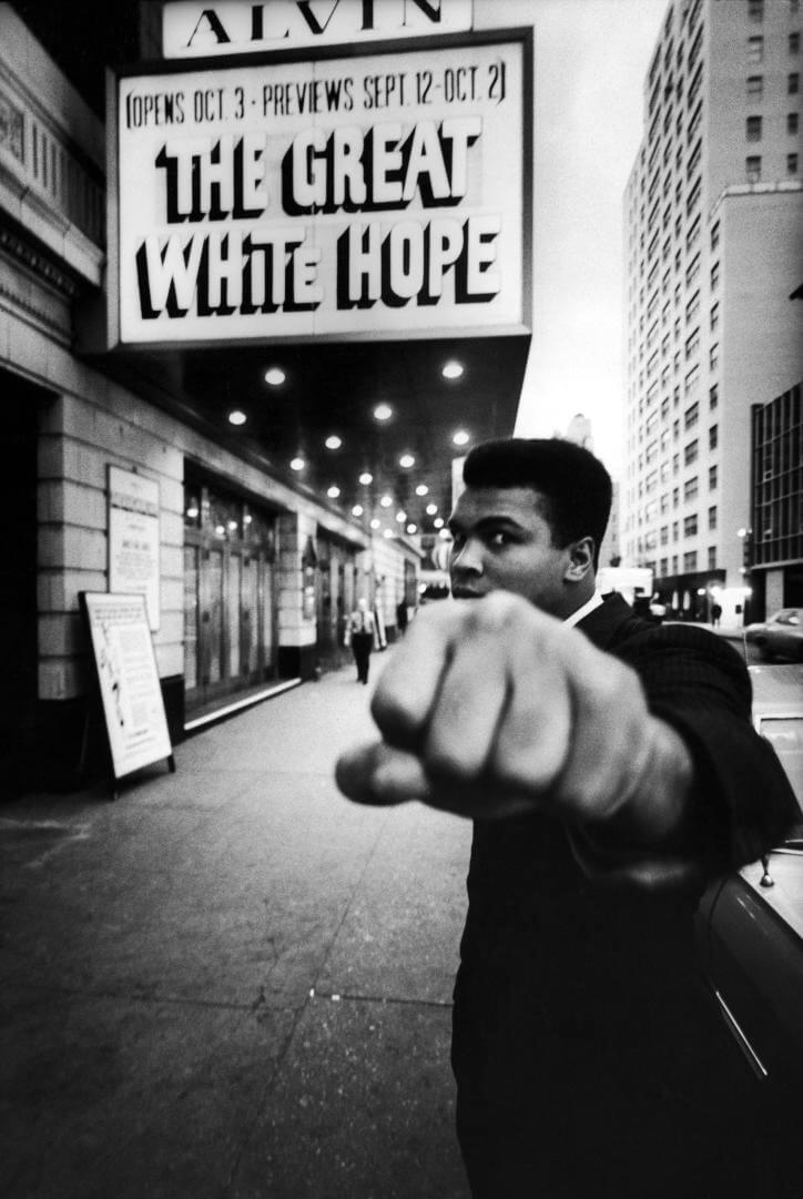 mohamed ali fotografiado en broadway new york