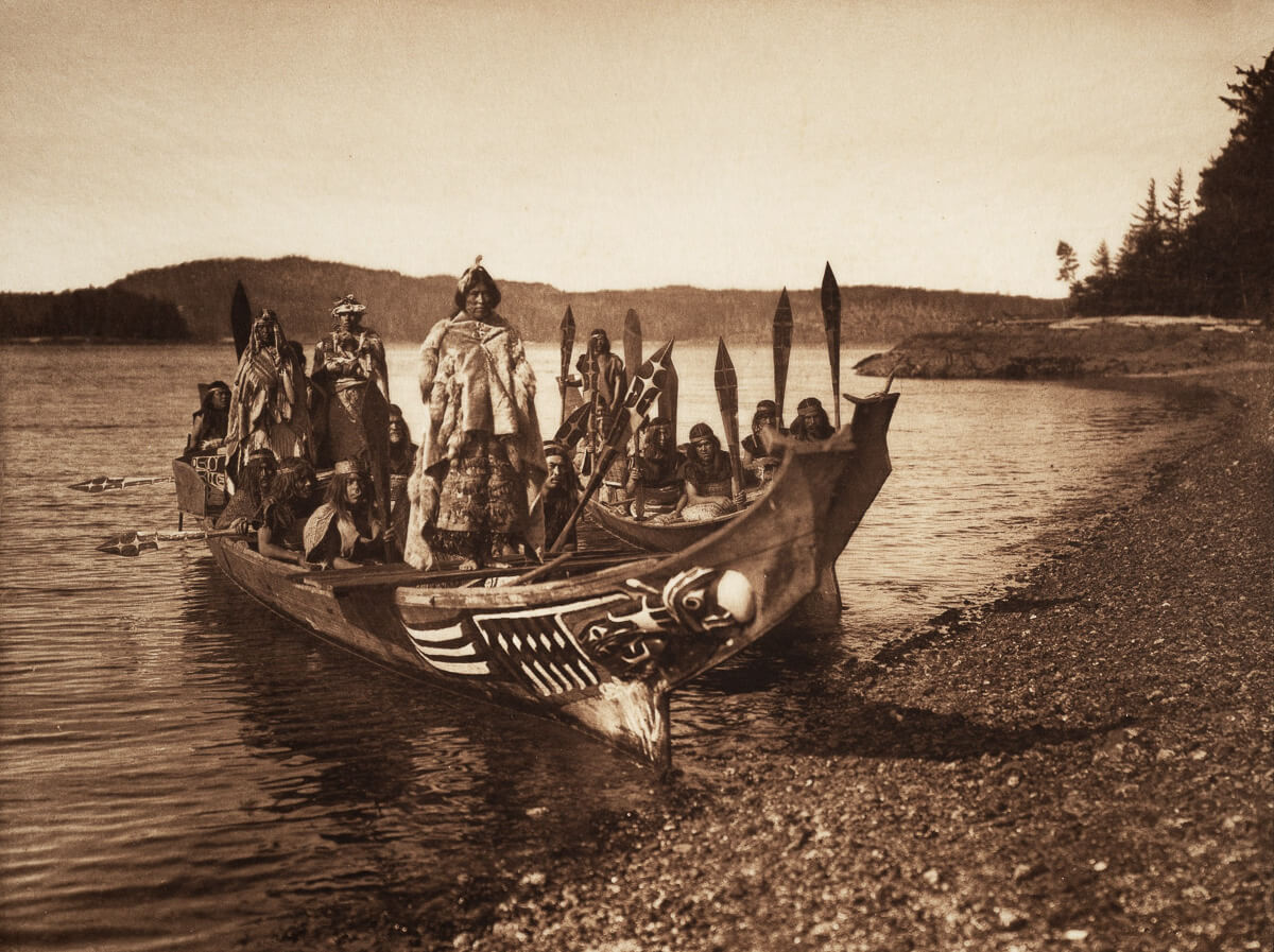 Indios americanos llegando en canoa