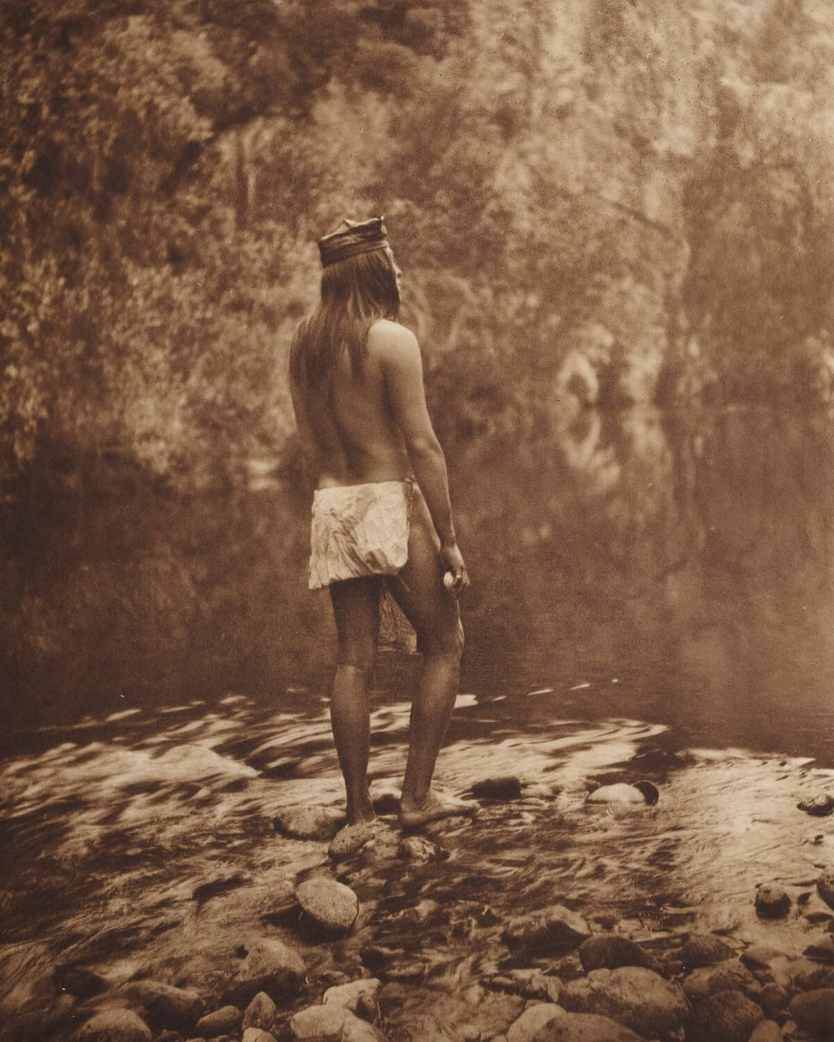 Indio nativo norteamericanos en 1907 en un río