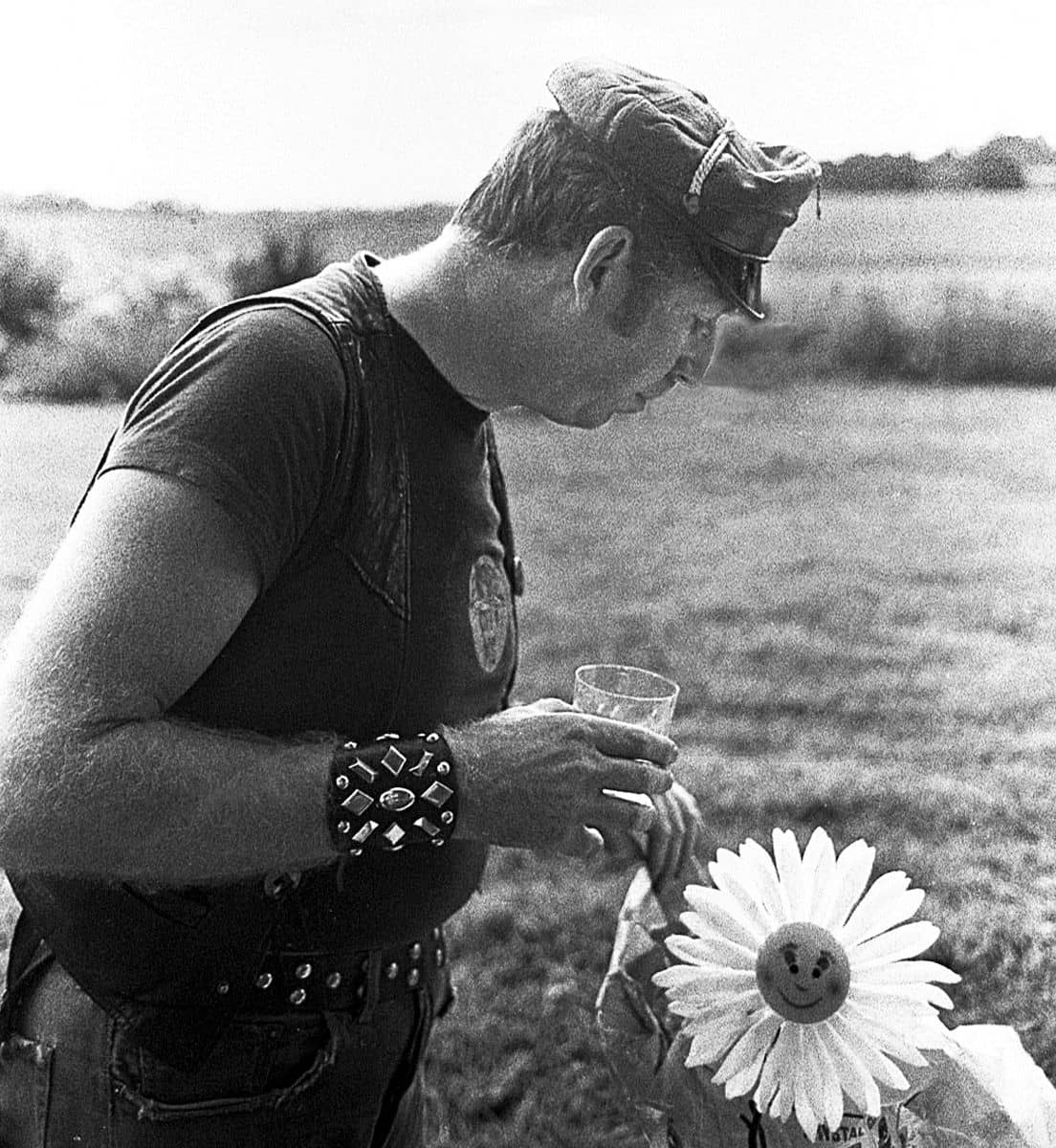 Motero gay junto un girasol