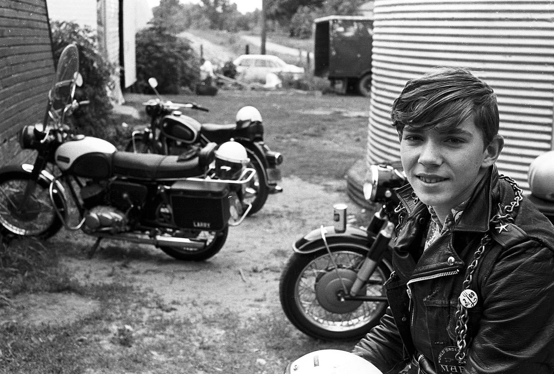 Chico con su moto