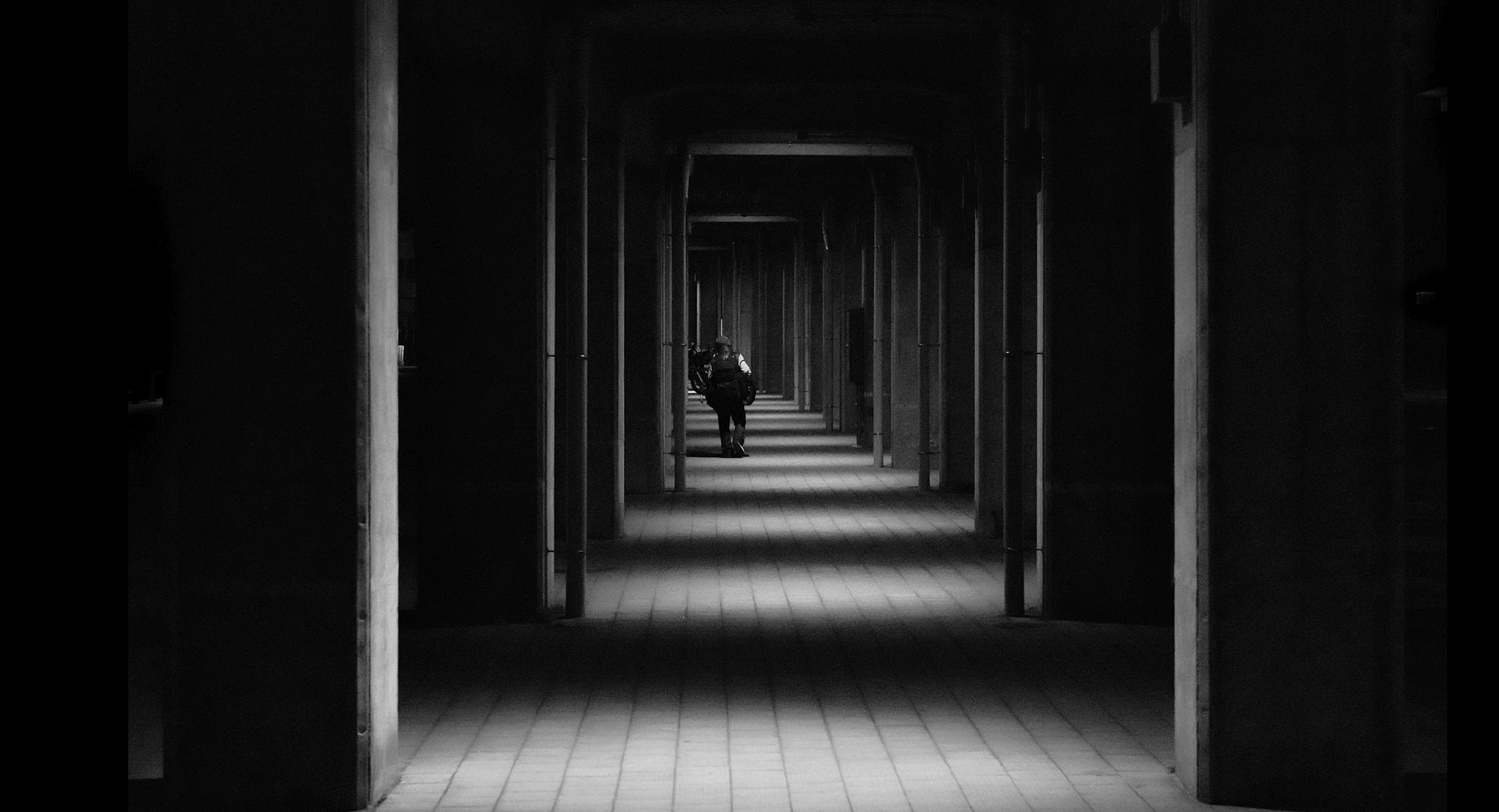 Callejón en tokio, fotografía de Hiroharu Matsumoto