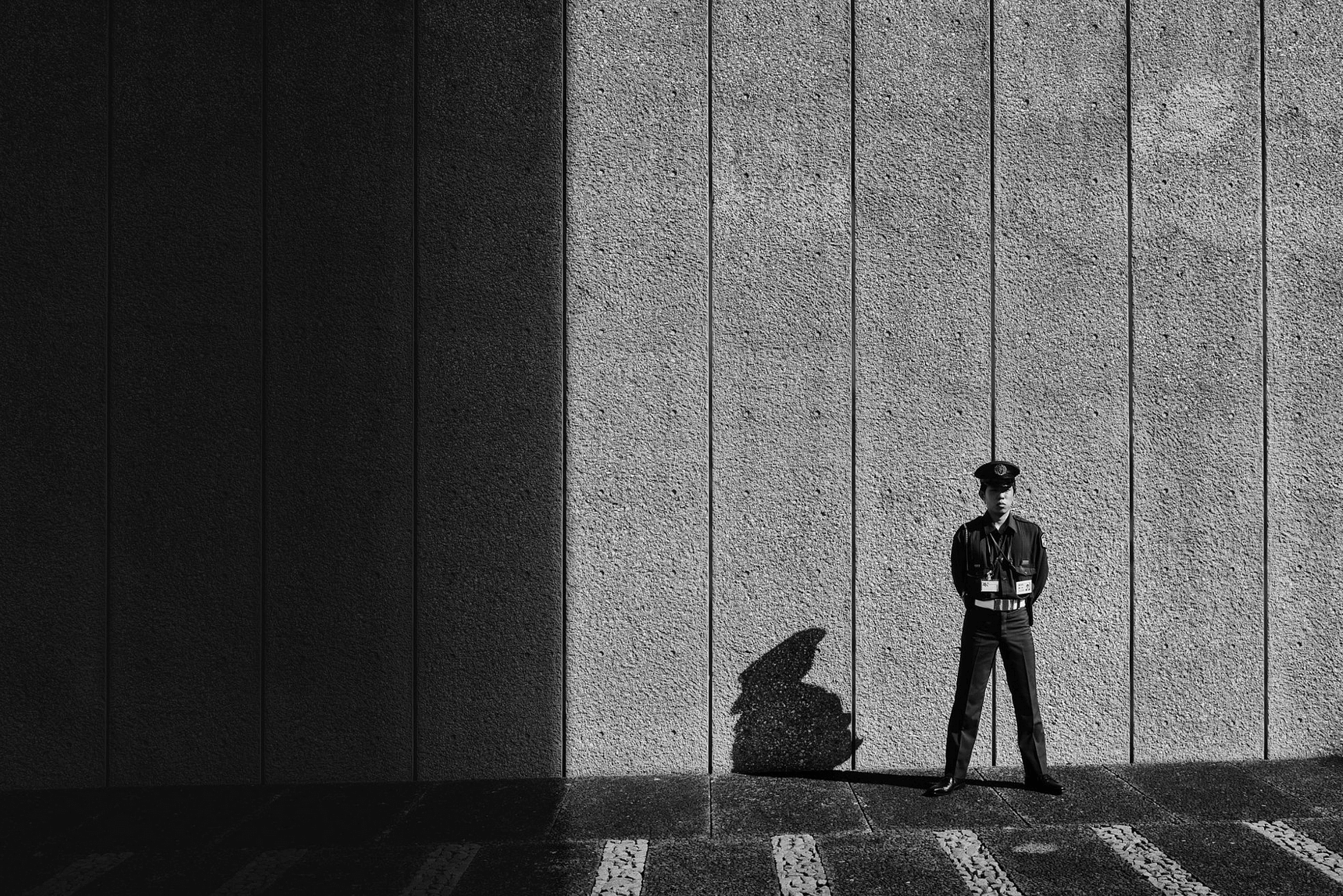 Policia de la ciudad de tokio fotografiado en blanco y negro