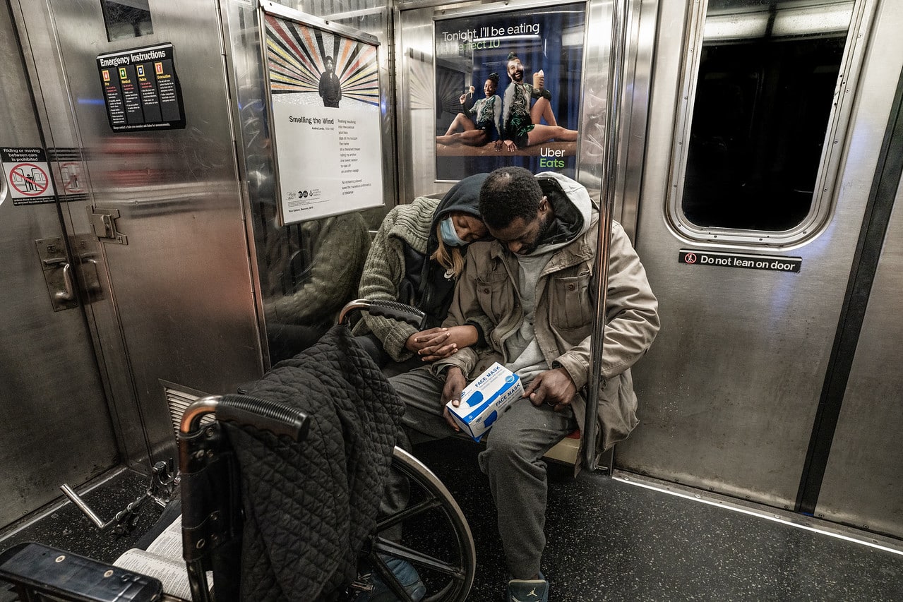 Interior del metro de nueva york por Suzanne Stein
