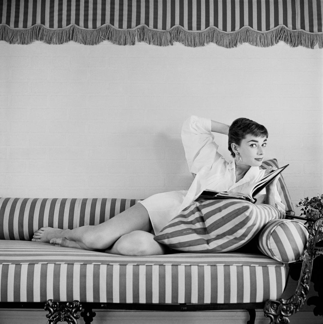 Audrey Hepburn tumbada en un sofá 