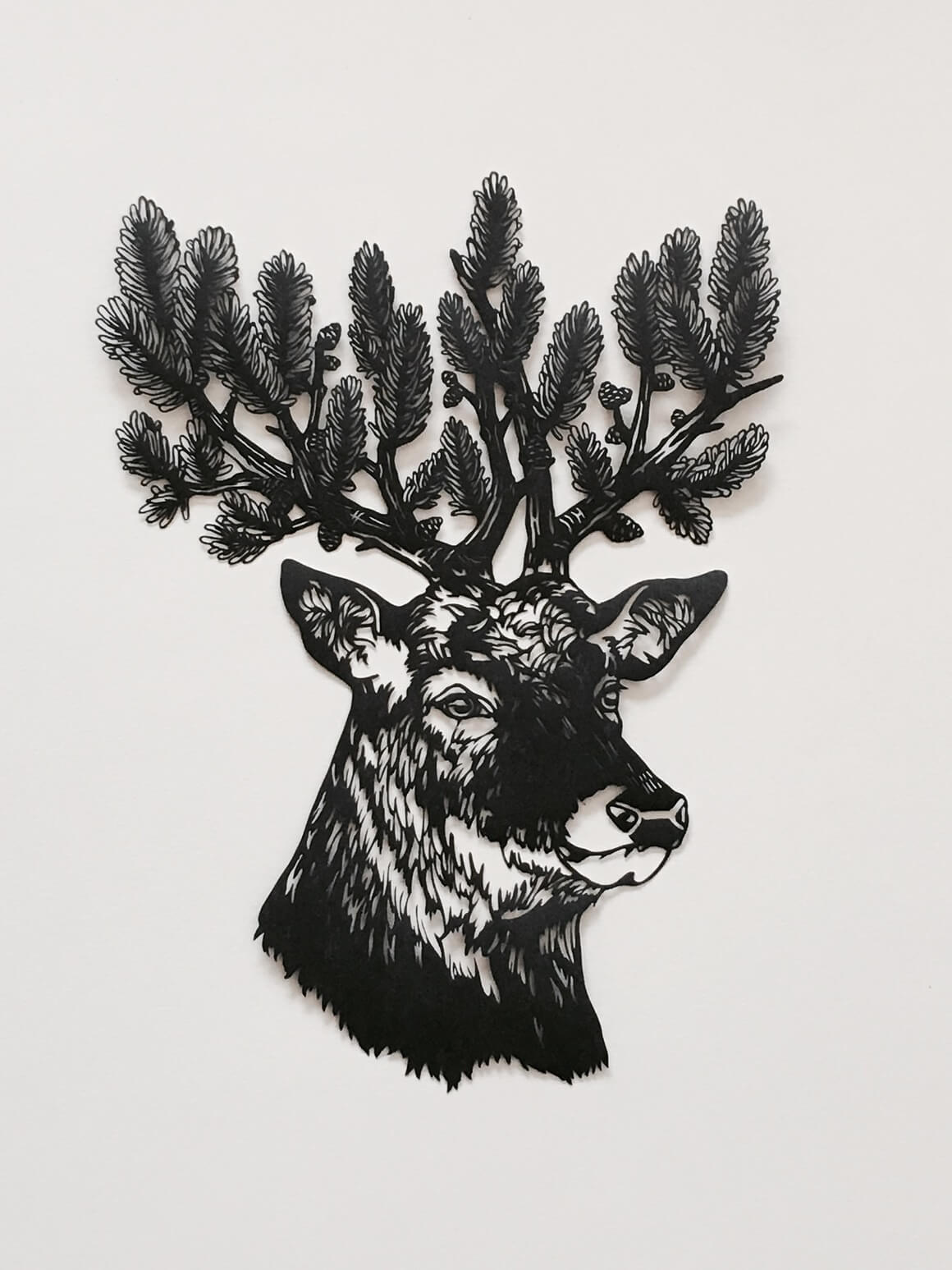 silueta de ciervo hecha con papel cortado a modo de ilustración por Kanako Abe