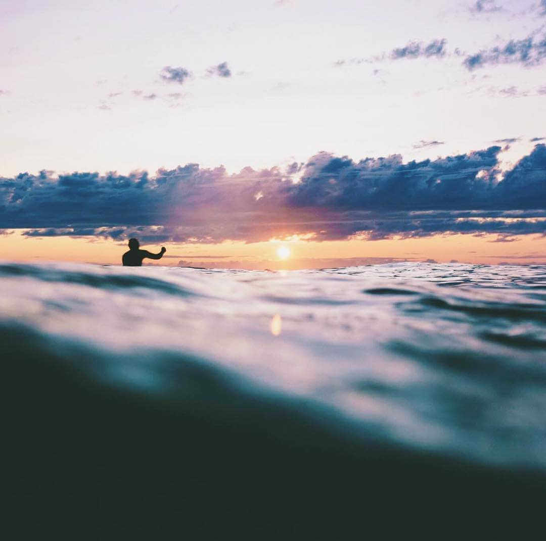 Atardecer haciendo surf en portugal