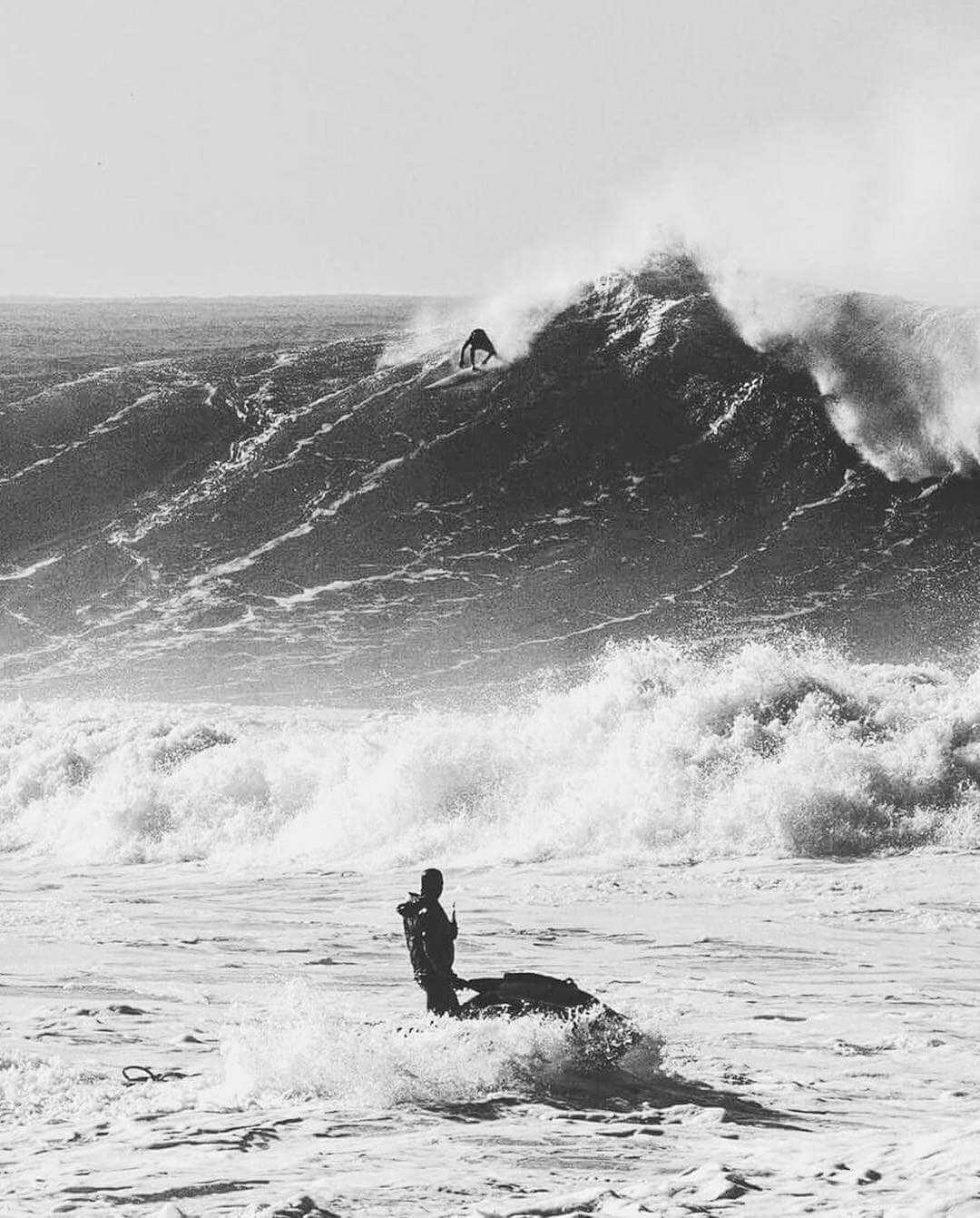 Surfeando una big wave en portugal