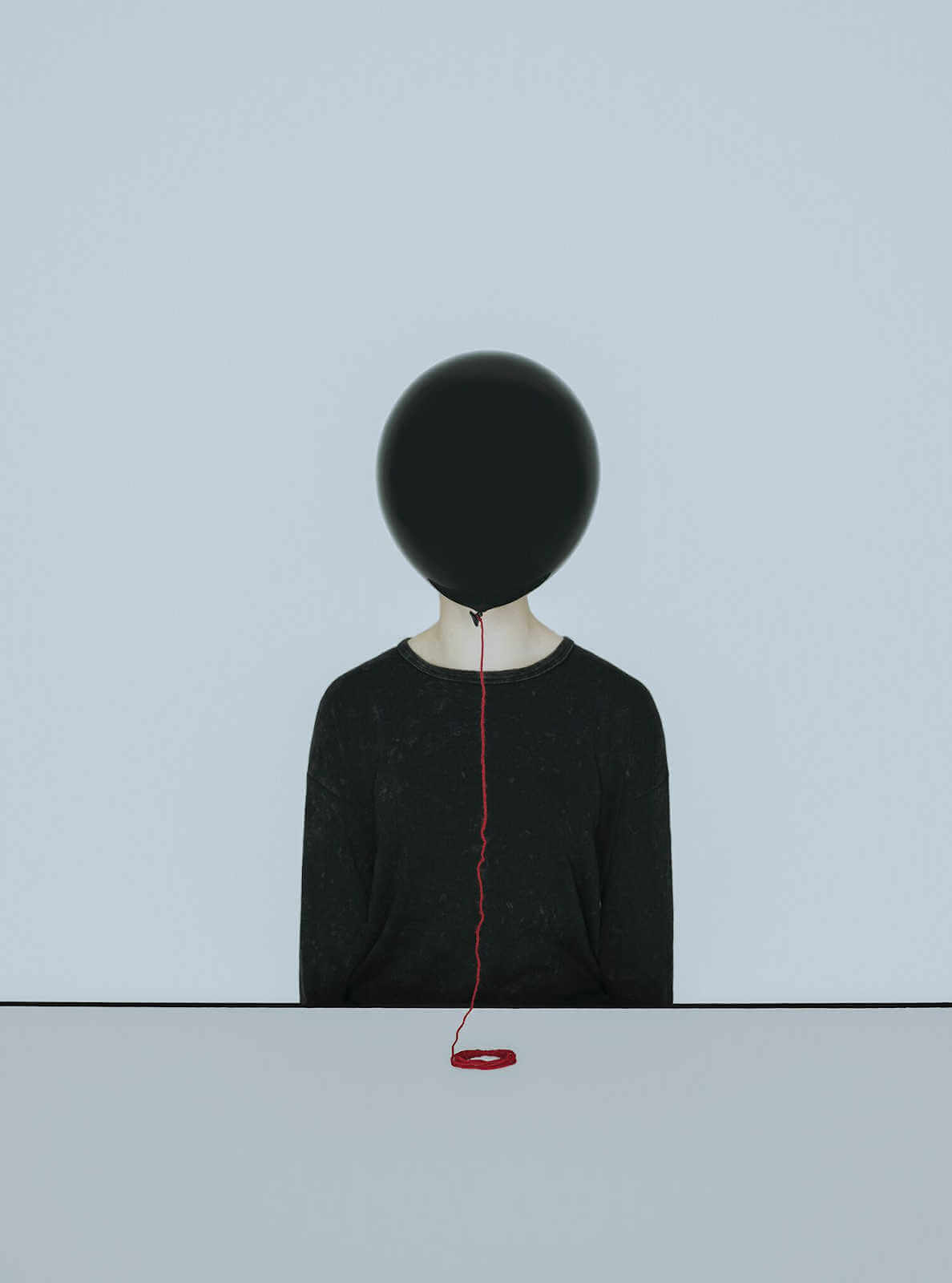 Fotografía surrealista de persona detrás de un globo
