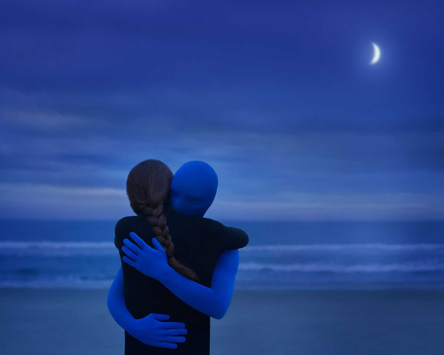 Fotografía melancolica de abrazo de Gabriel isak
