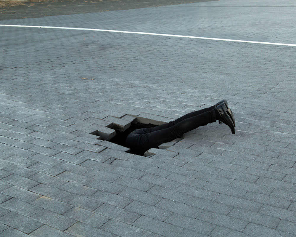Hombre atravesando el suelo, Fotografia de Ben zak