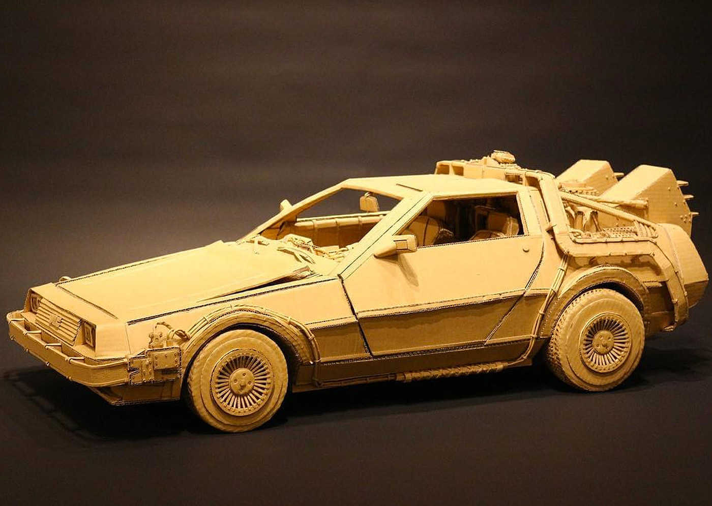 delorean en cartón