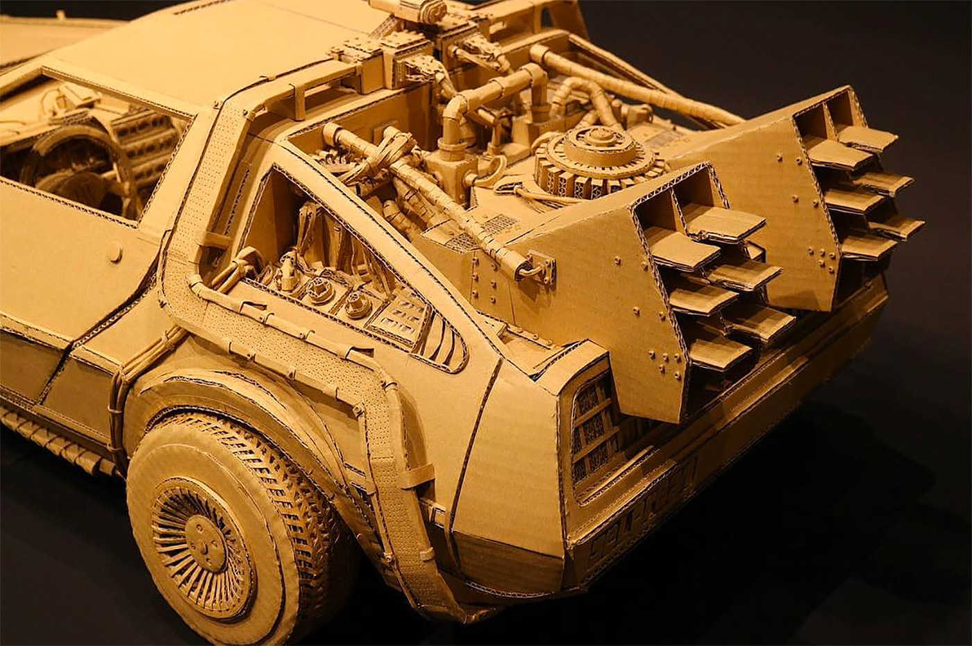 parte trasera de delorean hecho en cartón