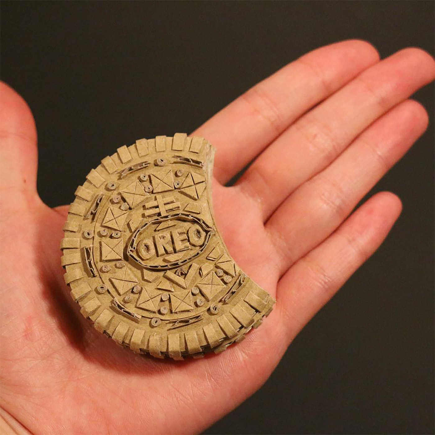galleta oreo hecha de cartón