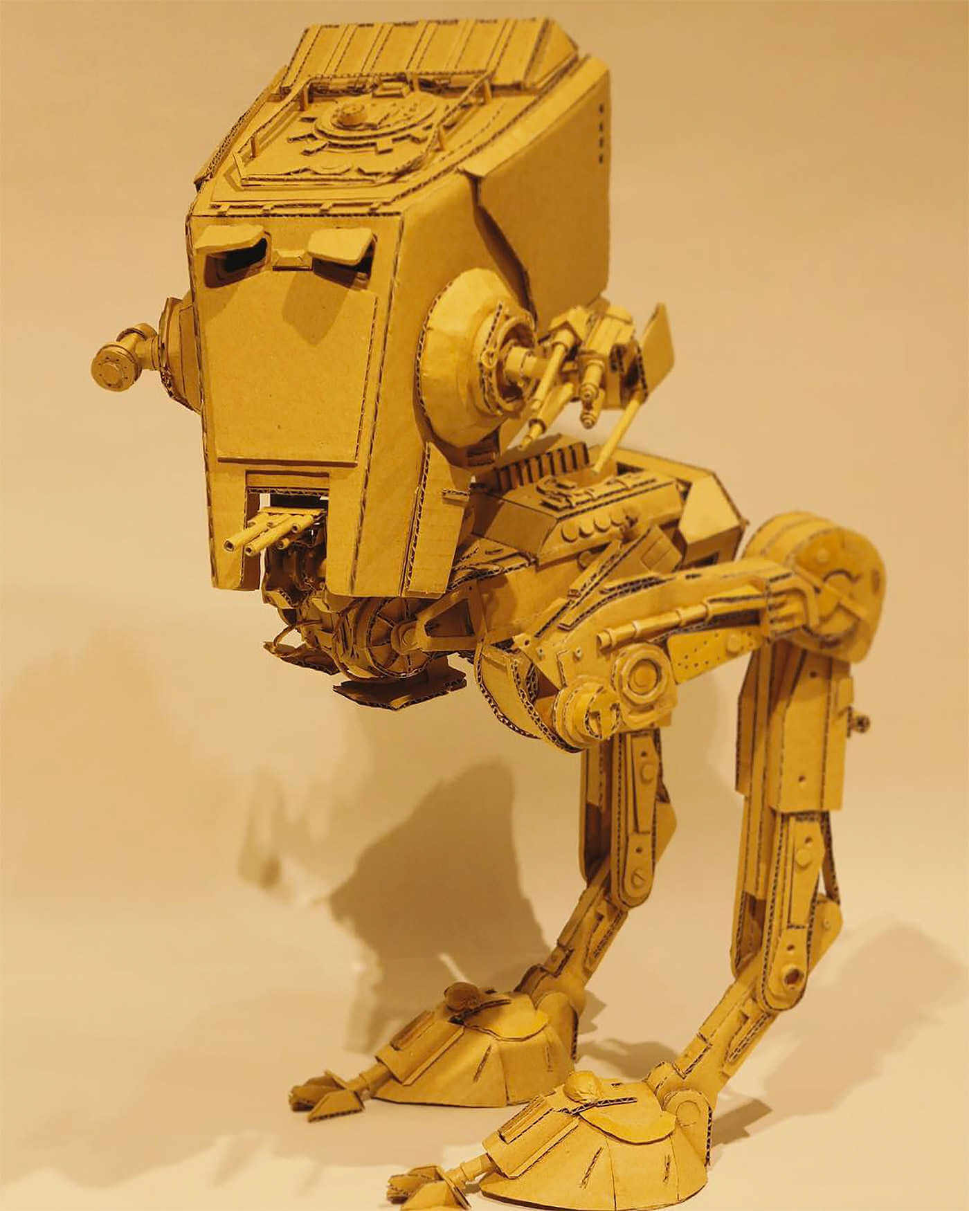 figura de at-at de estar wars hecho de carton