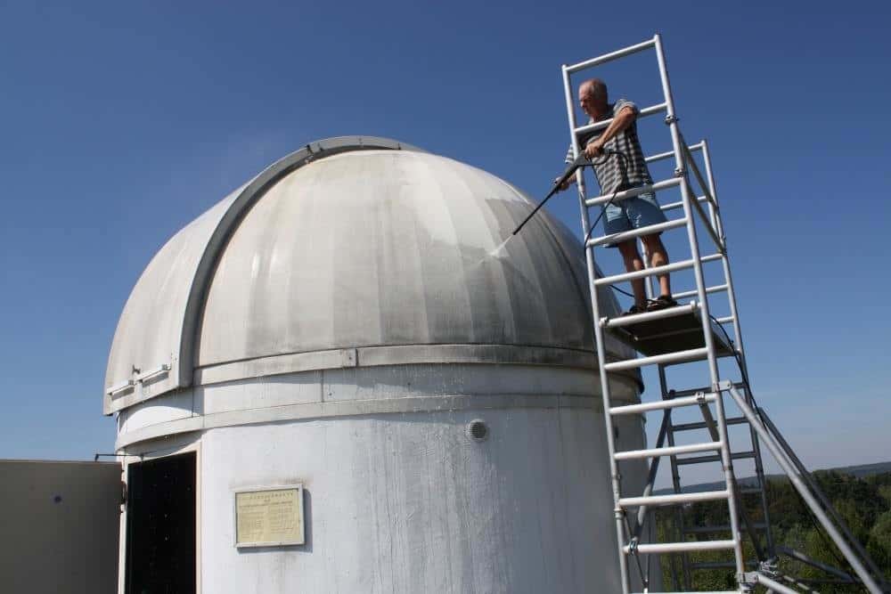  Hubert Zitt pintando el observatorio de Zweibrücken como si fuera el androide de star wars r2d2