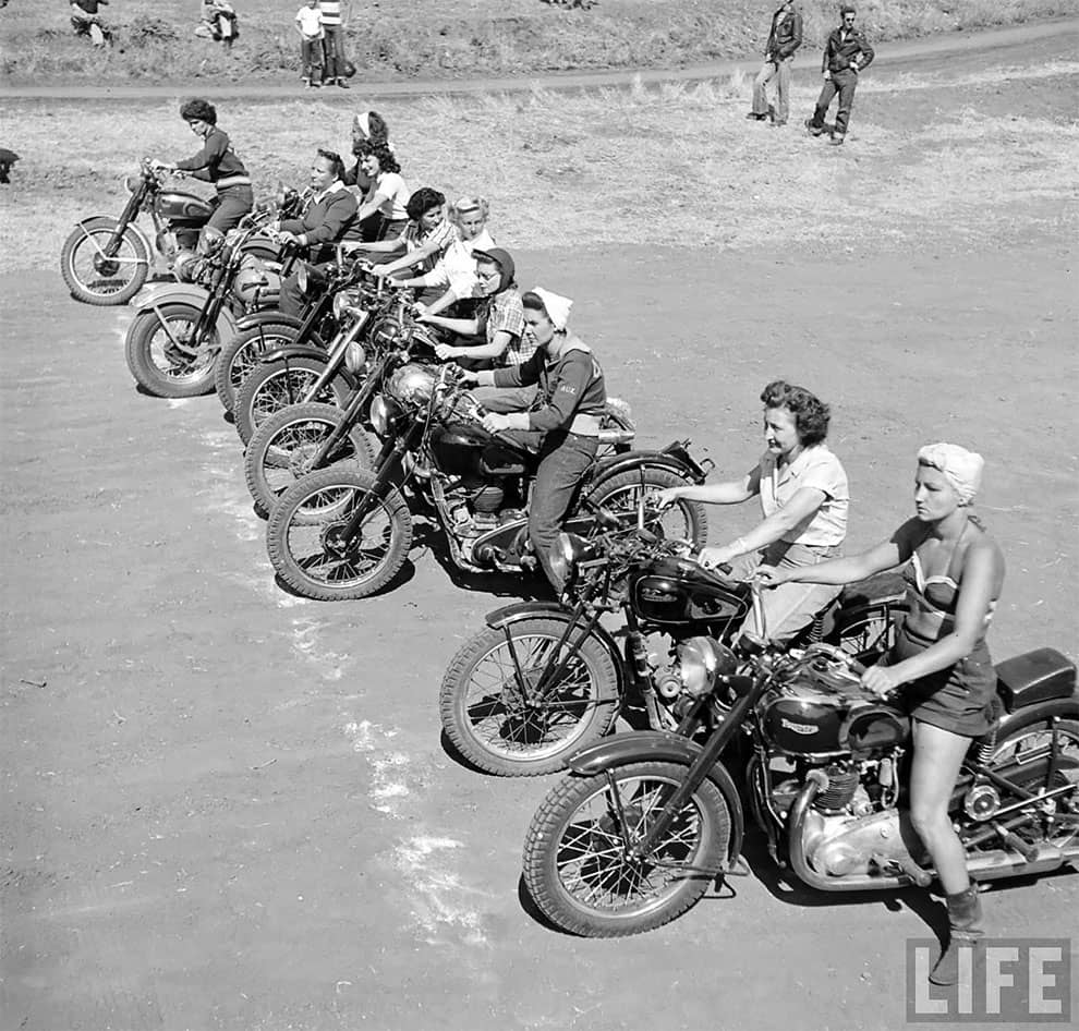 Loomis Dean chicas en motocicleta