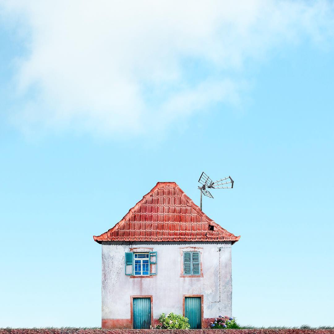 casa solitaria con antena