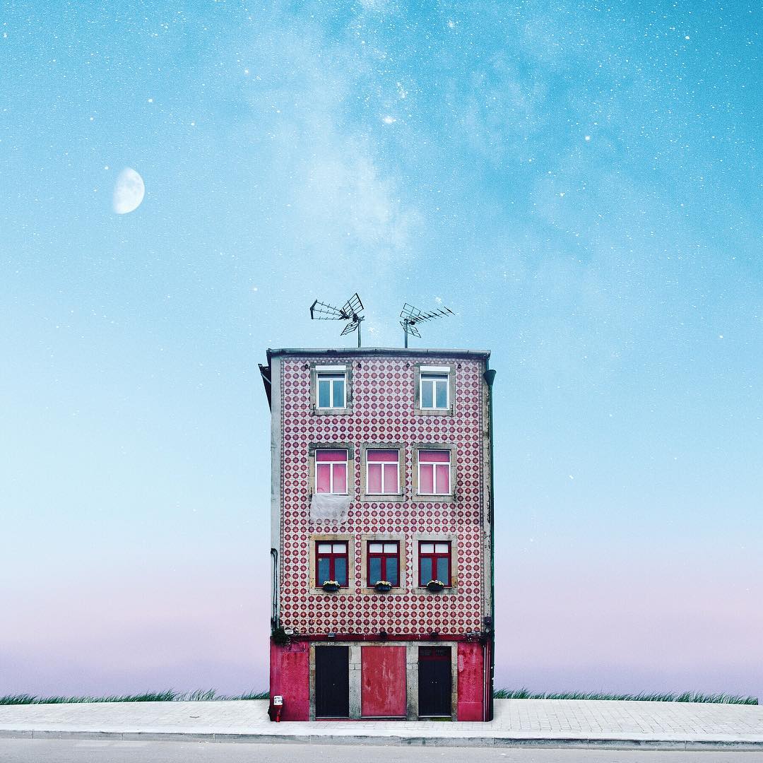 edificio solitario con antenas y luna