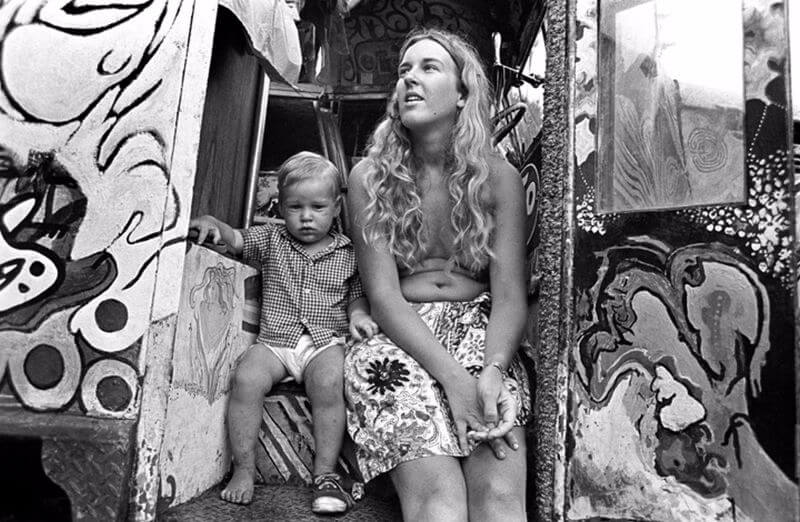 mamá con hijos en woodstock