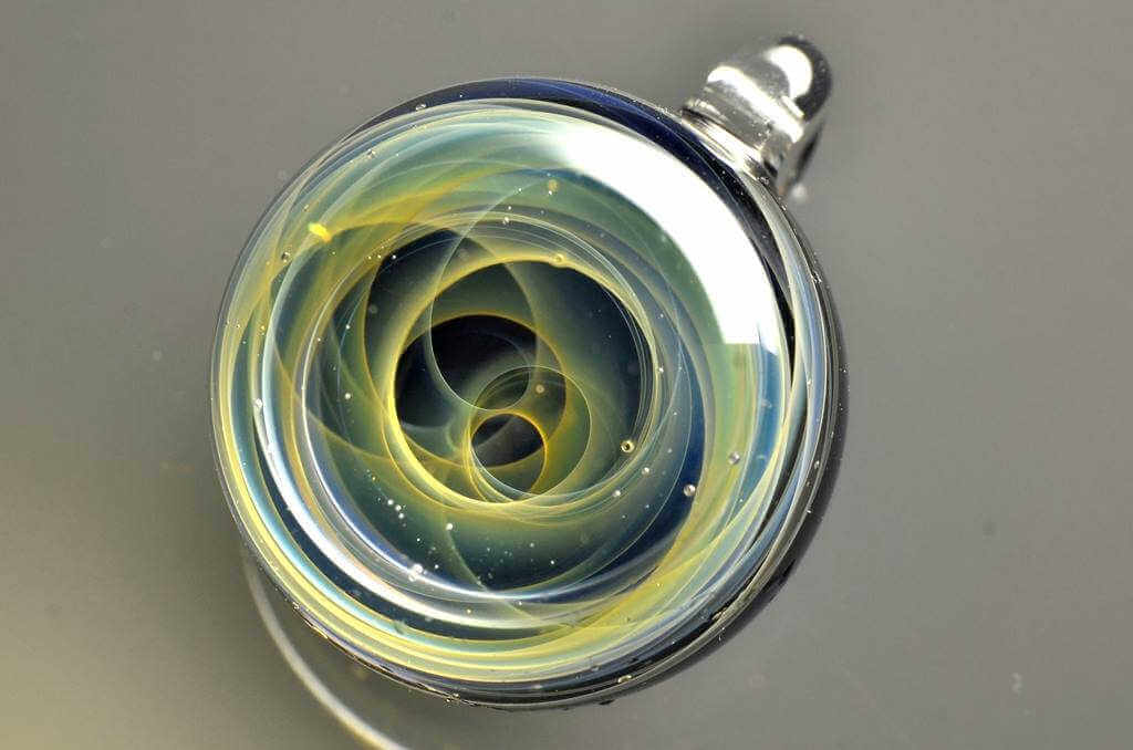 colgante esculpido de cristal de murano con interior en oro