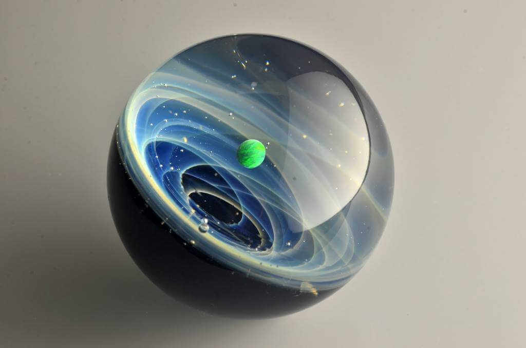 sistema solar con planeta dentro de un trozo de cristal de murano