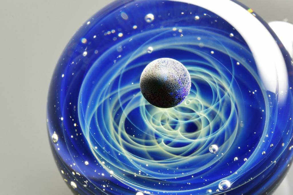 planeta girando dentro de una esfera de cristal de murano