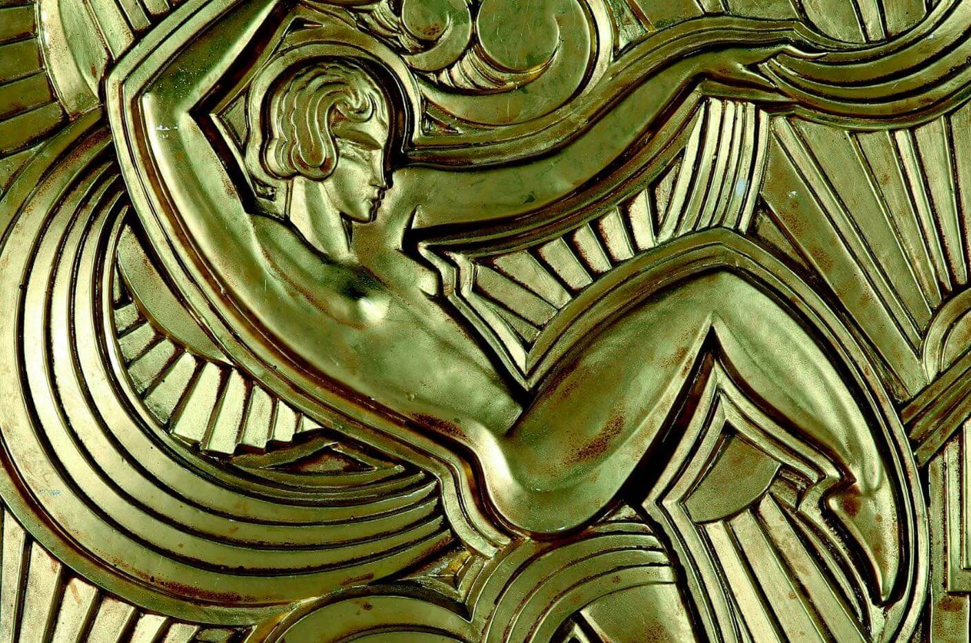 art deco en oro figura humana