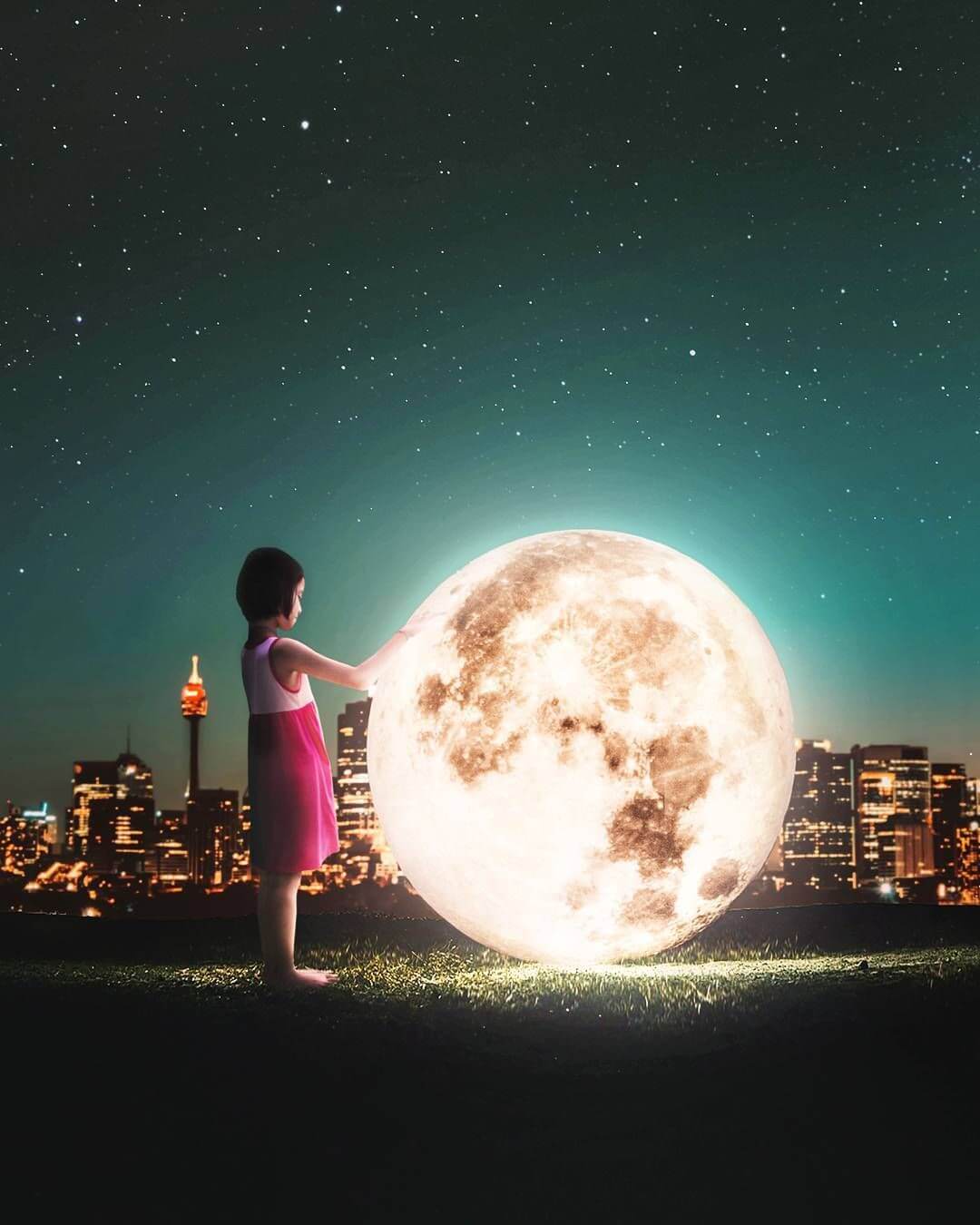 niña con la luna Ronald Ong
