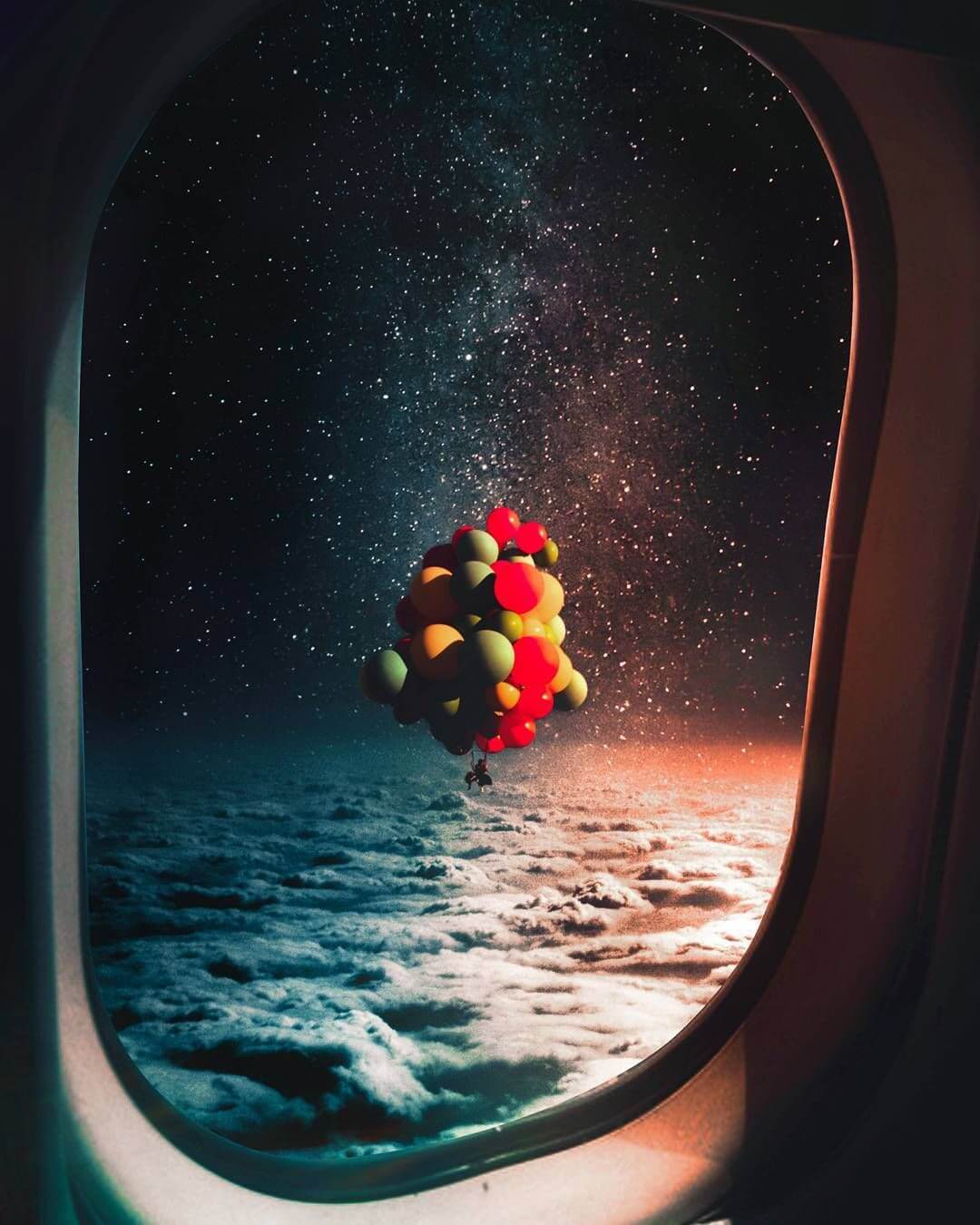 ventana de avion en el espacio con globos de up