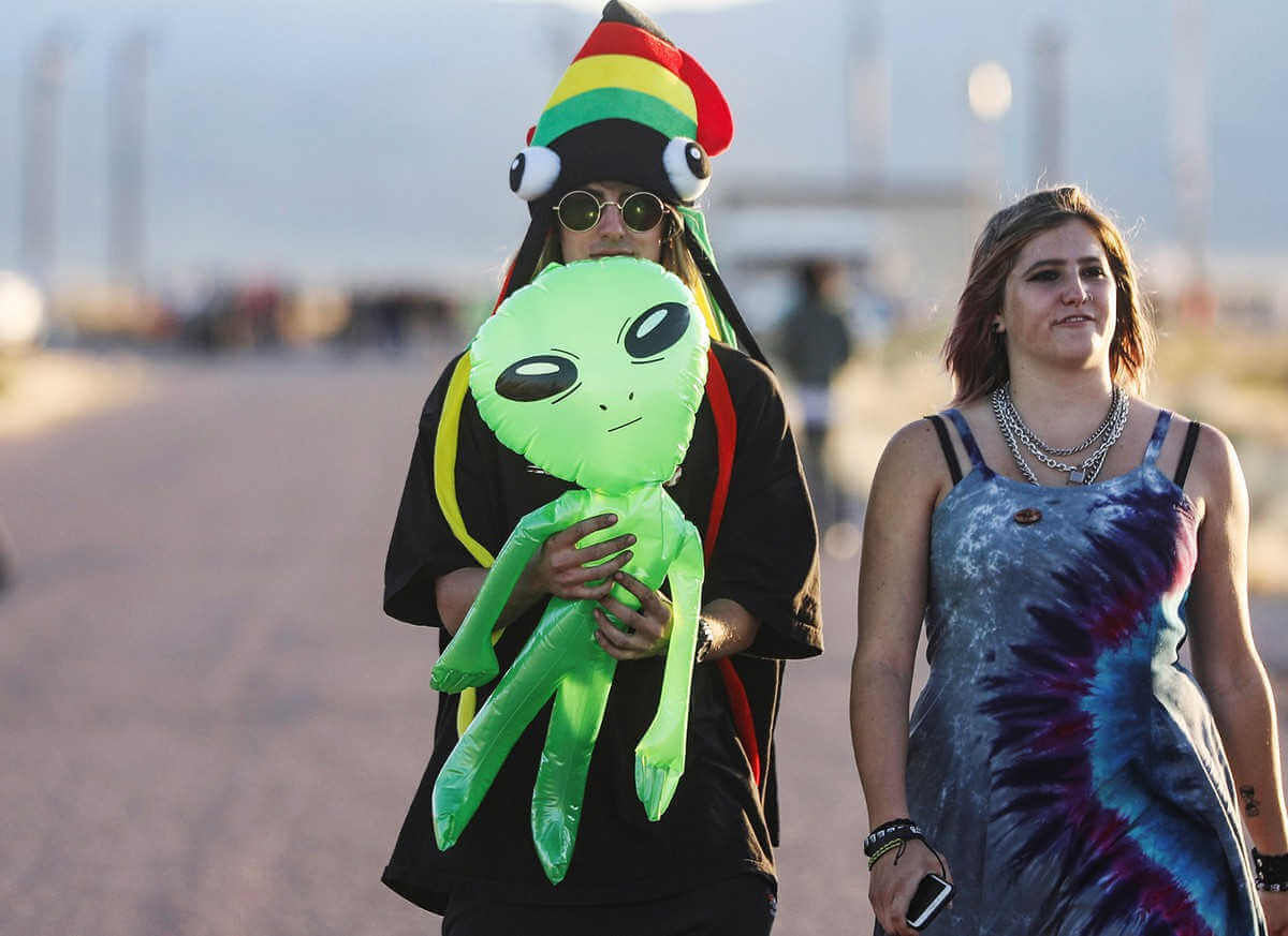 pareja hacia el asalto del area 51