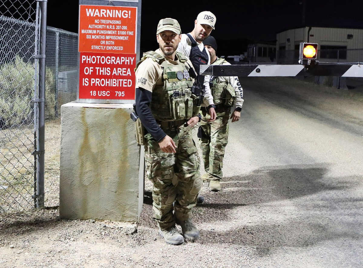Militares en la puerta del area 51
