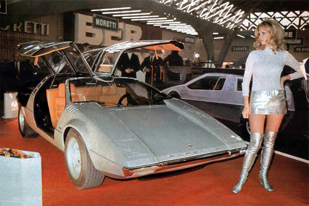 Vista frontal de porsche tapiro en la exposicion de Turin