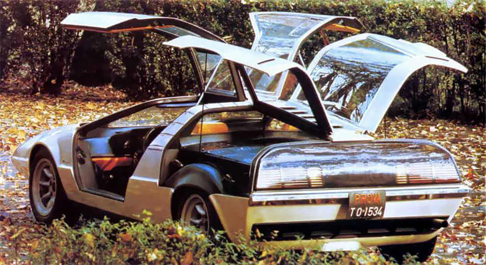 Puertas delanteras y de motor abiertas del porsche tapiro