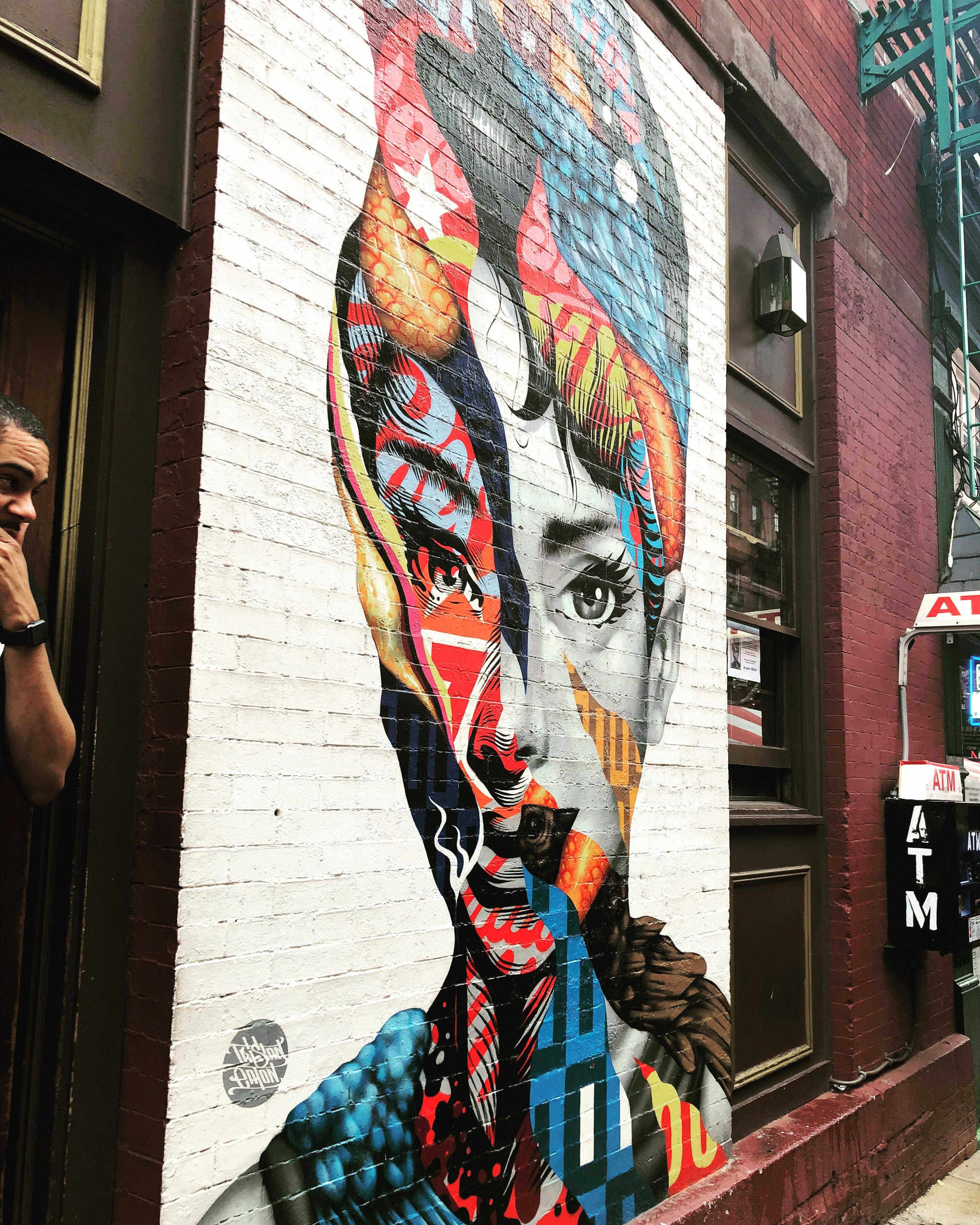 katharine hepburn en little italy de new york por Tristan Eaton