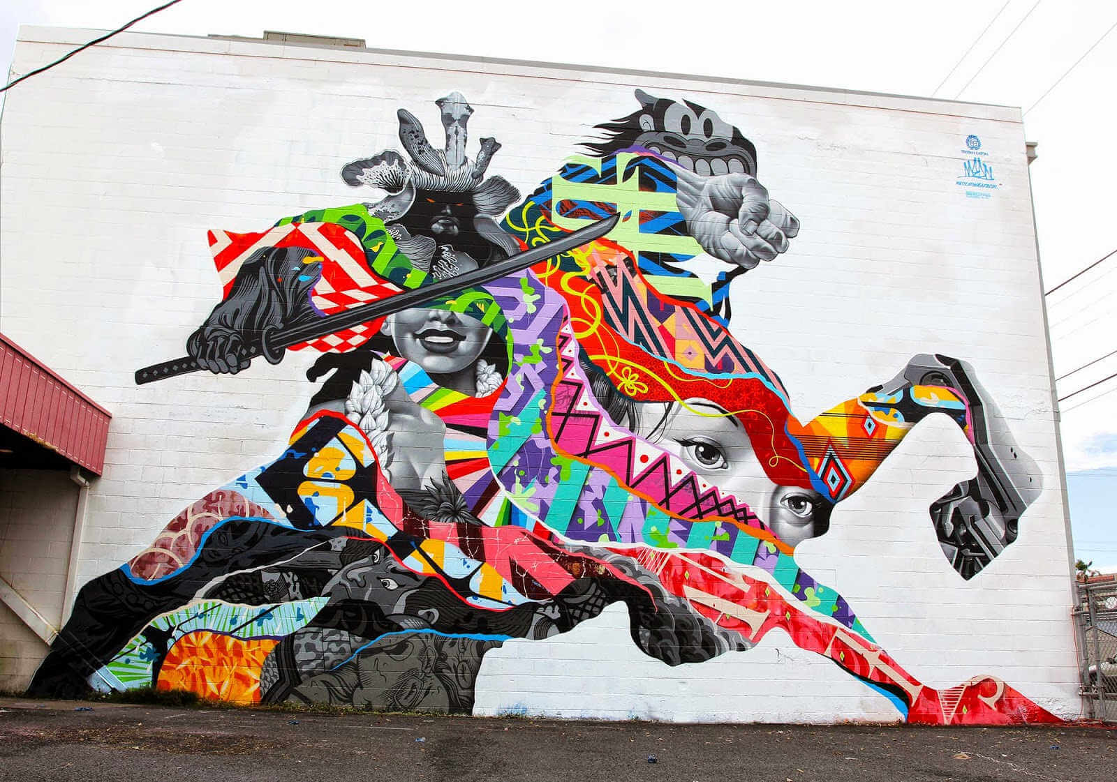 Arte urbano de guerrero samurai pintado por tristan eaton