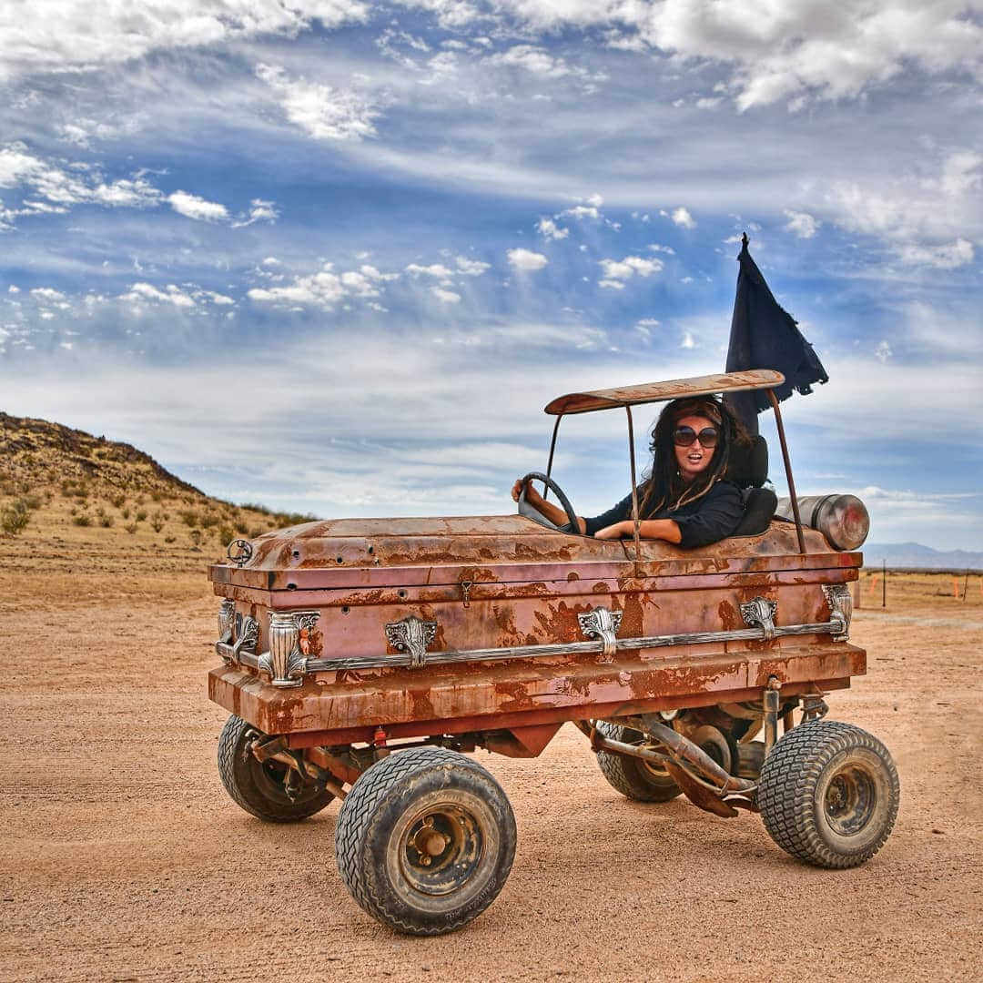 chica en coche ataud en el wasteland weekend
