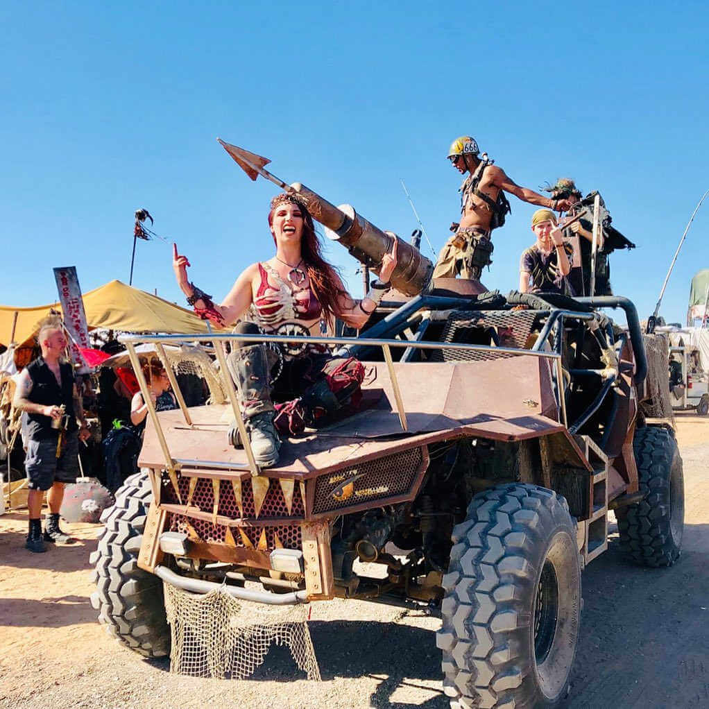 chica sobre camioneta post apocaliptica en el wasteland weekend