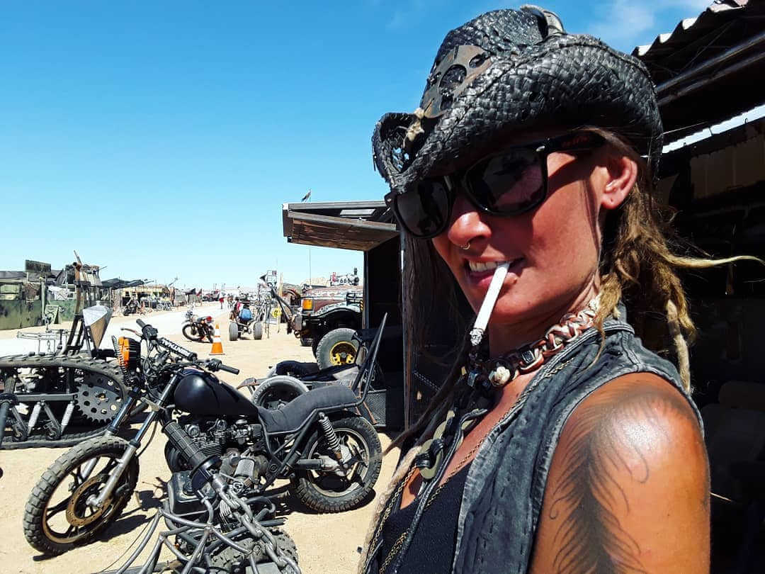chica fumando en el festival wasteland weekend