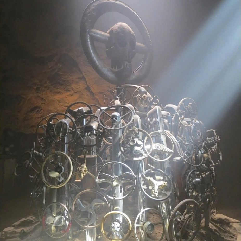 Monumento hecho con volantes en el wasteland weekend