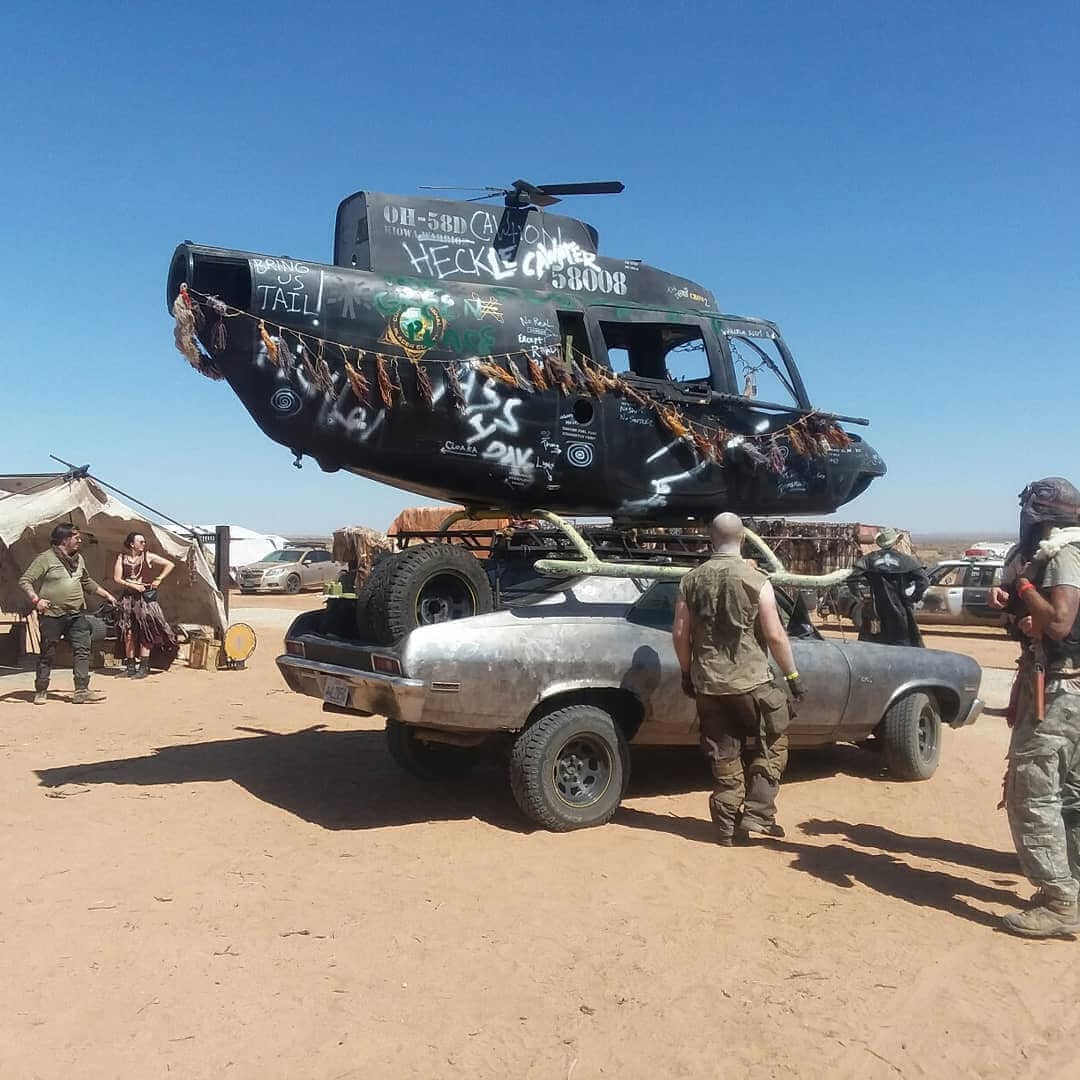 coche con helicoptero en el wasteland weekend festival